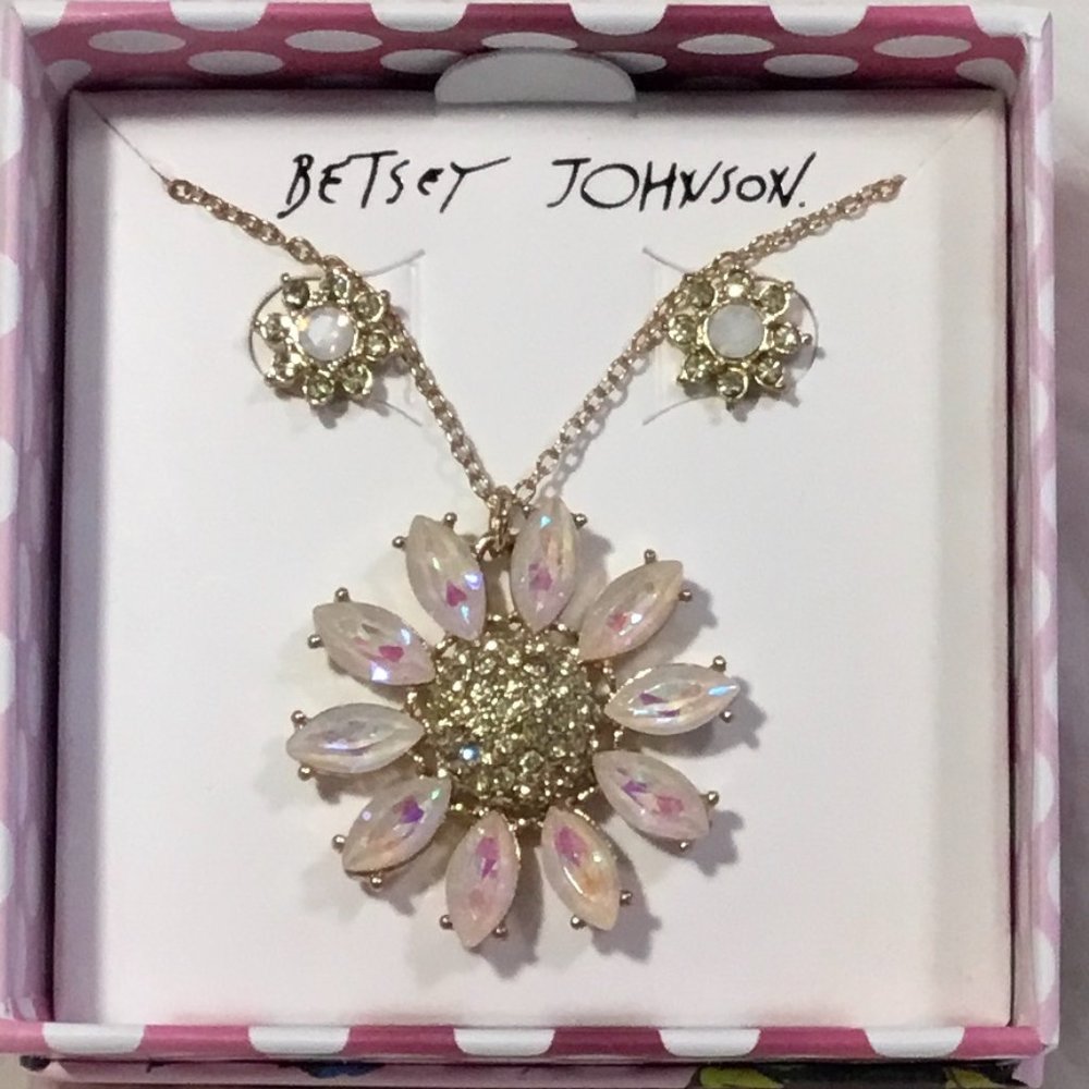 NIB Betsey Johnson 3pc Daisy Necklace & Earring set Opalescent & Rhinestones